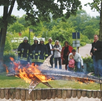 Haifigur aus Draht, Holz und Papier wird abgebrannt