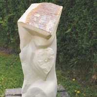 Sandsteinskulptur mit Herz