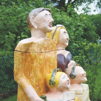 Keramikskulptur einer vierköpfigen Familie