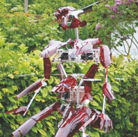 Kinetische Skulptur eines Menschen aus Metall und rotem Plexiglas