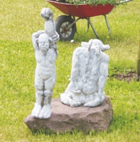 Graue Figuren im Garten