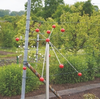 Bewegliche Skulptur aus Metall mit roten Kugeln