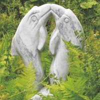 Skulptur eines Delphin-Pärchens aus weißem Stein