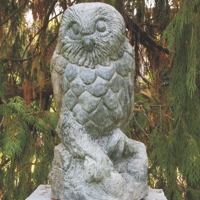 Steinskulptur einer Eule aus dunkelem Stein