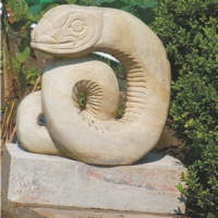 Steinsulptur einer Schlange