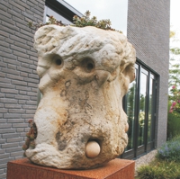 Steinskulptur mit Eiern