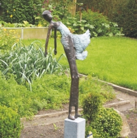 Bronzeskulptur einer nach hinten fallenden Frau