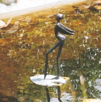 Bronzeskulptur eines Mächens mit Flügeln, in einem Wasserbecken aufgestellt
