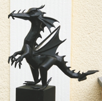 Metallskulptur eines Drachen
