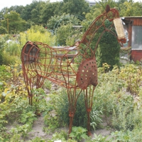 Skulptur eines Pferdes aus Metallschrott