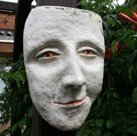 Maske aus weißer Keramik