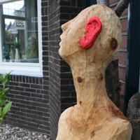 Holzskulptur: Büste mit rotem Ohr