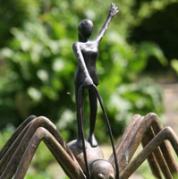 Bronze-Guss: Menschliche Figur auf einer Spinne reitend