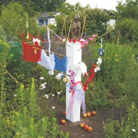 Installation von veschiedenen bunten Objekten in einem Kleingarten