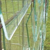 Detailansicht: schindelförmig übereinander angeordneter Glasplatten