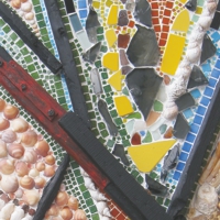 Mosaik aus Keramik und Muscheln