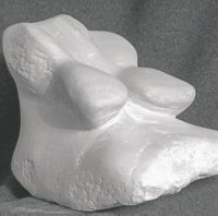 Steinskulptur eines weiblichen Körperfragmentes