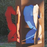 Menschliche Silhouetten, aus Cortenstahl geschnitten und teilweise rot oder blau lackiert