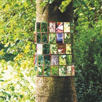 Baum mit einer Binde aus Taschenspiegeln