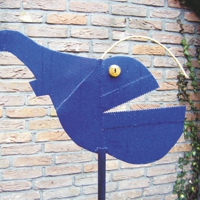 Blaue Fischsilhouette aus Metall