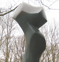 Abstrakte Skulptur aus schwarzem Stein
