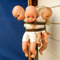 Vier gebündelte Puppen