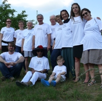 12 Personen mit weißen bedruckten T-Shirts