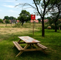 Picknickbank aus Holz mit bemalter Tischplatte (Foto Thomas Gerhards)