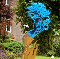 Skulptur aus blauem Plexiglas und Cortenstahl