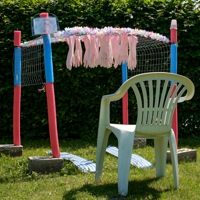 Rosa Gummihandschuhe hängen an einem Gitter