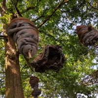 Stahlwoll-Knäuel an einem großen Baum