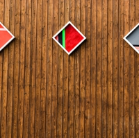 Hochkant stehende Quadrate mit Farbkompositionen an einer Scheunentür