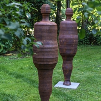 Zwei lebensgroße Rotationsfiguren aus nach rostigem Eisen aussehender Keramik