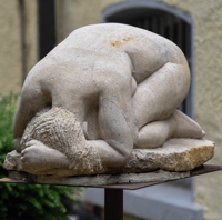 Steinskulptur einer Kauernden