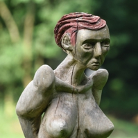 Holzskulptur einer abgemergelten Frau