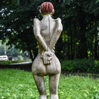 Holzskulptur einer ausgemergelten Frau