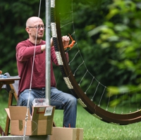 Künstler bei der Erstellung des Kunstwerks