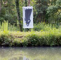 Figur eines Heiligen, die auf dem Kopf steht