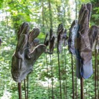 Gebrauchte Arbeitshandschuhe auf Eisenstangen