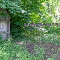 gebrauchte Arbeitshandschuhe auf Eisenstangen