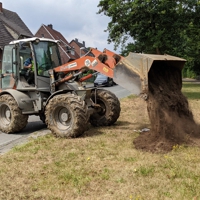 Bagger kippt Erde ab