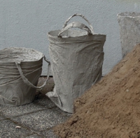 Erdeimer aus Beton mit Erdhügel