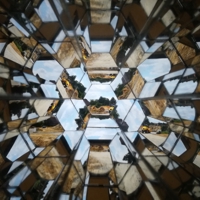 Blick durch ein Kaleidoskop auf die Baustelle
