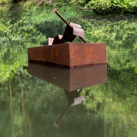 Metallskulptur schwimmt auf dem Wasser