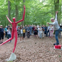 Grob gearbeitete pinkfarbene Holzfigur und zwei Sockel