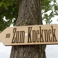 Holzschild mit der Aufschrift "Zum Kuckuck"