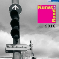 Katalog 2016: Schwarz-weiß-Foto Ampel und Wegweiser 'Kinderhaus', dazu das Signet 'Kunst am Rand'