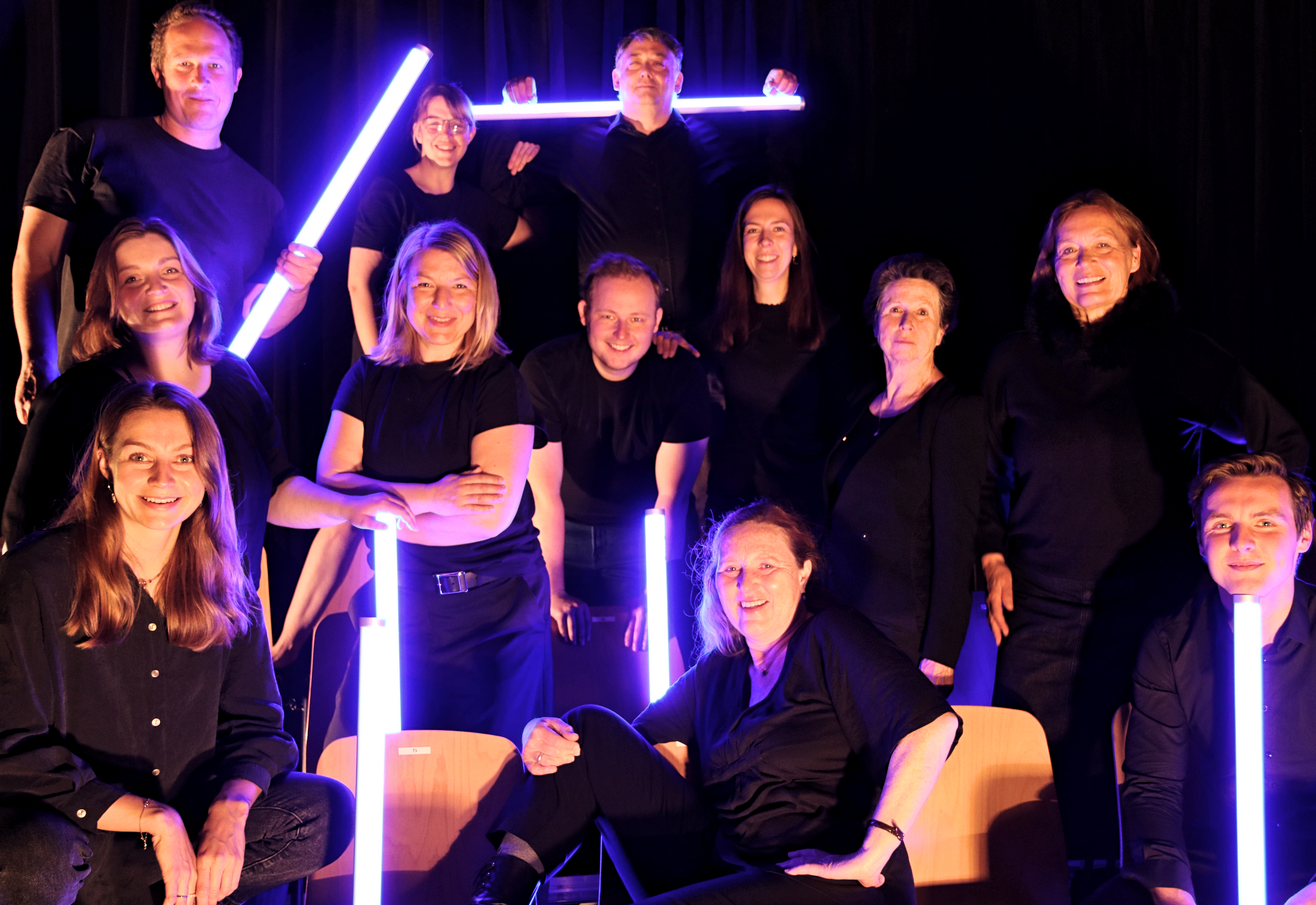 Ein Gruppenfoto des Ensembles 'Theater X'.
