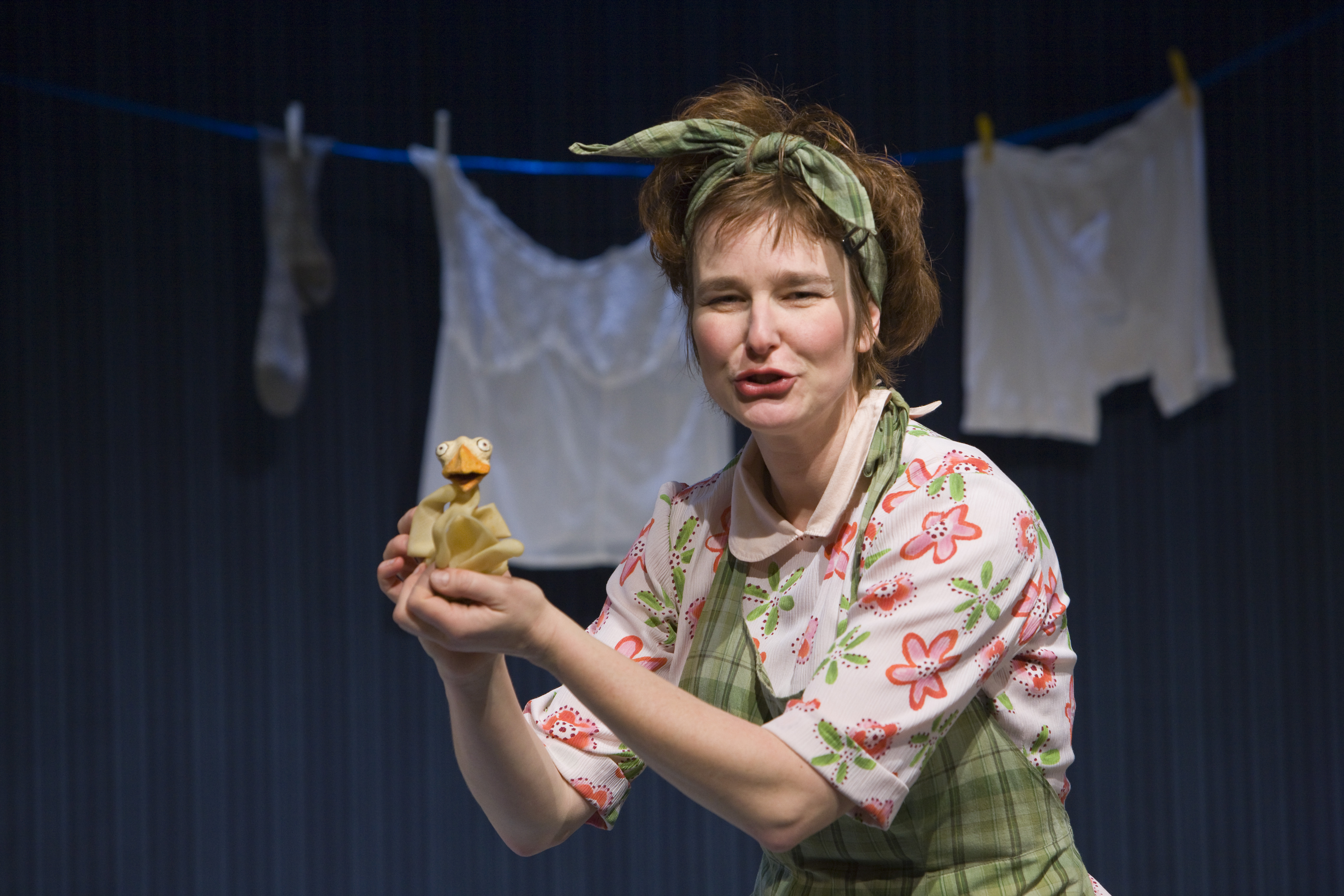 Die Schauspielerin Ulrike Rehbein, verkleidet als Frau Meier die Amsel, hält eine Amselpuppe in die Kamera