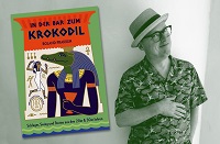 Der Musiker Roland Prakken ist auf der rechten Seite des Fotos in schwarz/weiß abgebildet. Links ist in Farbe sein neustes Buch "In der Bar zum Krokodil" zu sehen.